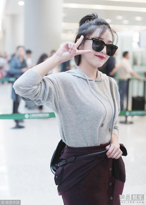 阚清子卫衣配短裙秀美腿 对镜甜笑超少女