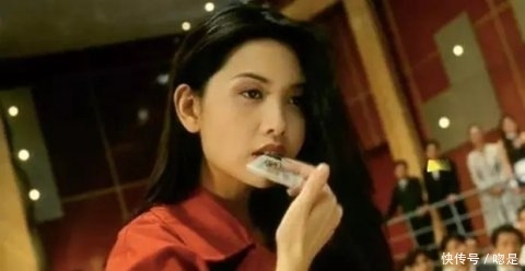  [邱淑贞]邱淑贞20岁女儿沈月拍写真，长腿吸睛，颜值胜过妈妈