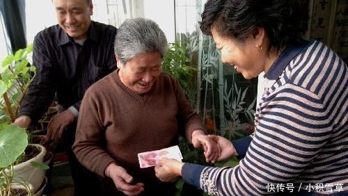 农民交公粮了, 该不该发退休金? 专家一句话, 这次农民点赞了