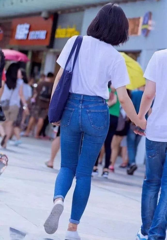 纯白色短袖搭配中腰牛仔小脚裤，简单清爽赏心悦目