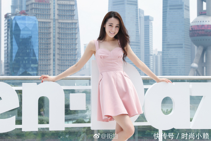 路人街拍，今天水蜜桃女孩儿迪丽热巴，青春有活力