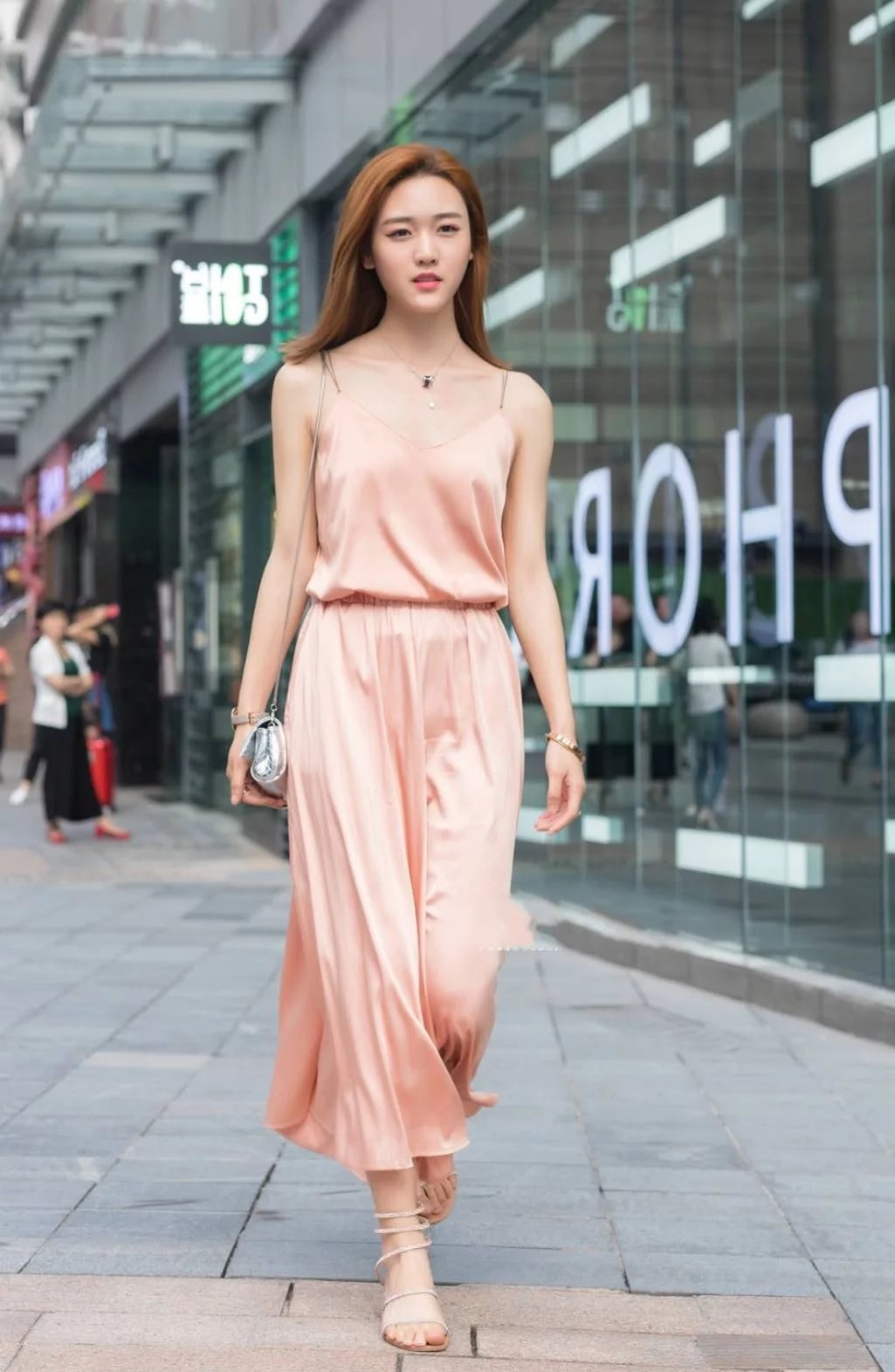 娇美的吊带裙御姐，长相甜美，皮肤白皙，走路的样子很霸道