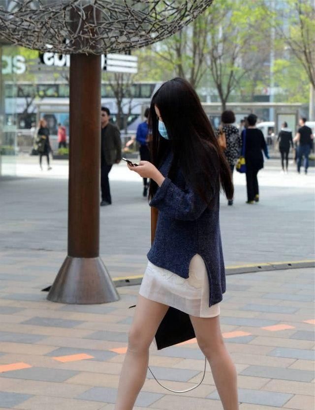  「少女」路人街拍，靓女少女感十足，穿着白色的连衣短裙，充满风情
