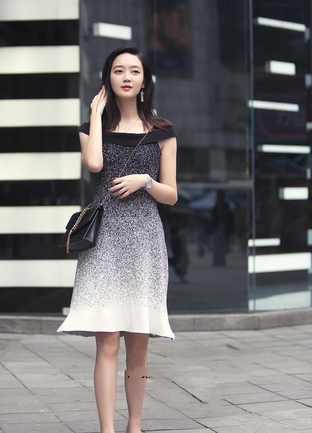 街拍:紧身破洞牛仔十分的修身同时又不乏时尚感