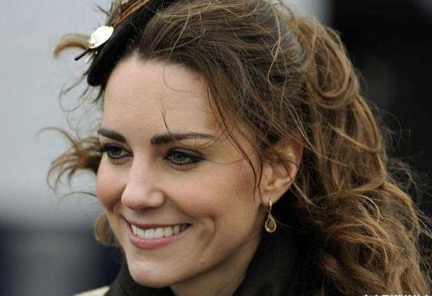 梅根凯特两大王妃同框，穿搭风格迥异，到底谁才是“最佳王妃”？