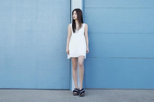 不少@宋慧乔拍夏日写真大片，秀长腿少女感十足，38岁的她美腻了