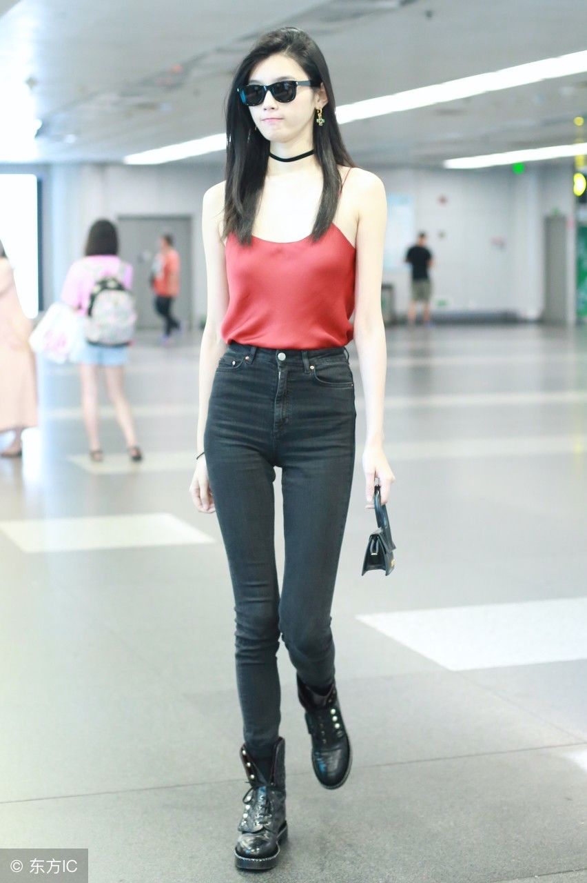 奚梦瑶现身机场，红色小背心格外抢眼，网友:重点是那一双大长腿