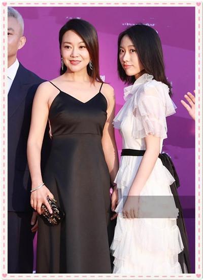 朱茵是47岁，闫妮也是47岁，二人同穿吊带裙，差距竟如此之大