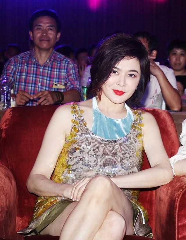 关之琳性感亮片裙现身，网友：没有55岁的样子！