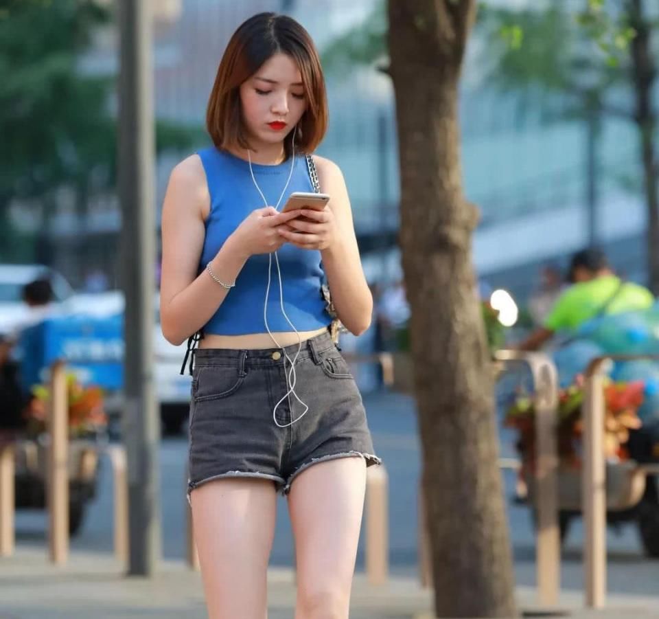 街拍:时尚美女紧身裤勾勒丰满弧线,健美平坦的小蛮腰显马甲线