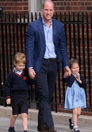 带货女王夏洛特穿的这些小花裙,简洁又时尚,凯特王妃选择它是有