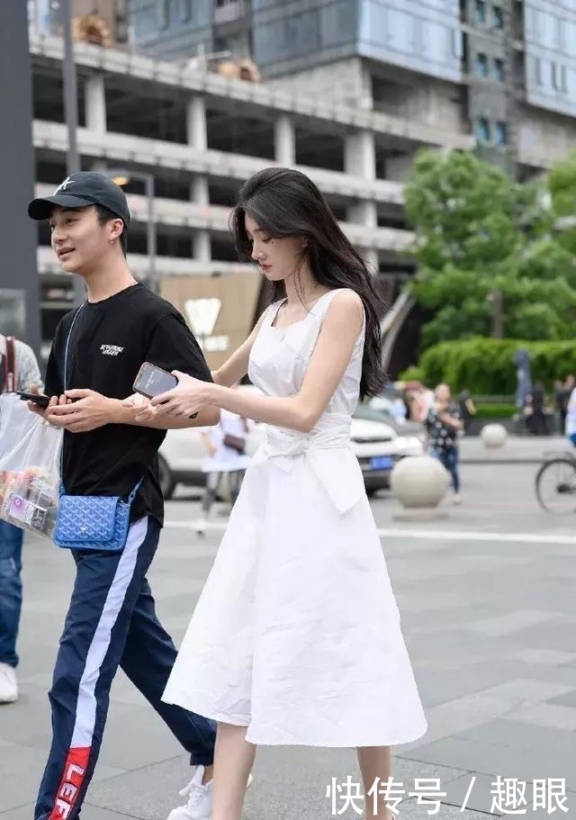 『气质』街拍:小姐姐浅蓝色的修身牛仔裤搭配一件白色小衫,很有少女范