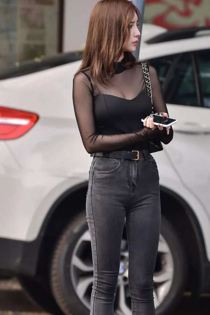 街拍: 宽腚紧身牛美女姐姐, 身姿丰润饱满, 事业线藏不住!