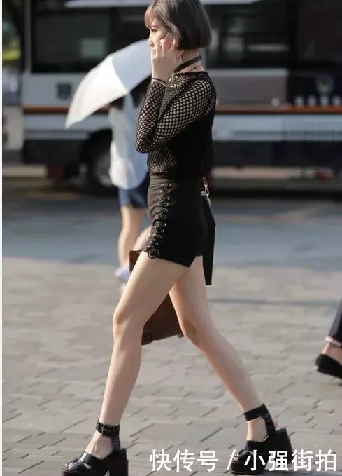 性感气质小姐姐，独特的穿衣风格让小姐姐时尚范儿十足，修长的美