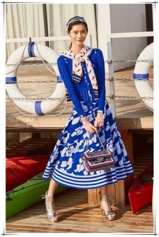 奚梦瑶这么开放？穿个“内衣”就来机场，网友：越暴露越时尚？