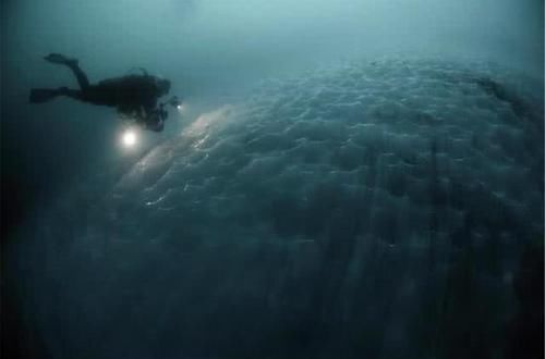 南极有个很奇特的景观，在严寒的环境下，湖水温度高达零上25度