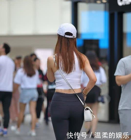 打底裤巧妙的起到收拢的效果，尽显你优雅迷人的好身姿