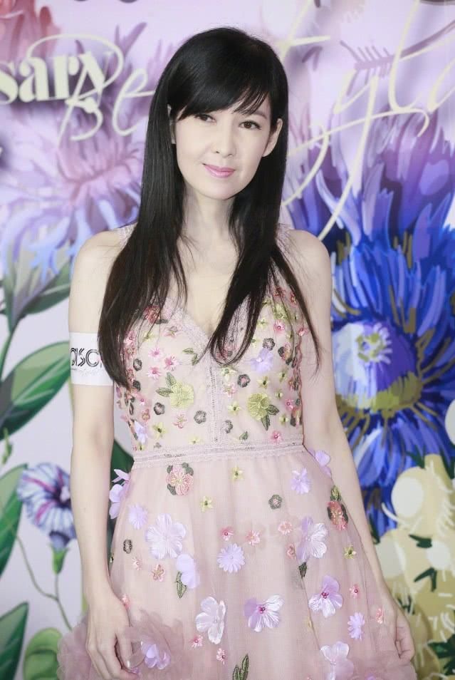 “玉女掌门人”周慧敏穿粉裙超有少女范儿，50岁还这么会扮嫩！