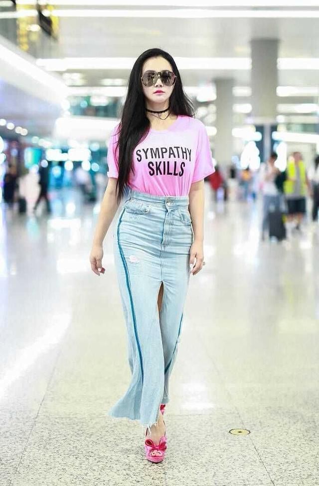 冉莹颖越发火辣!短T配镂空牛仔秀性感小蛮腰，闪亮脐环很吸晴!