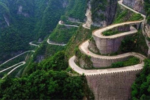  成了@中国“意外”走红的公路，为节约资金绕山而建，却美成了世