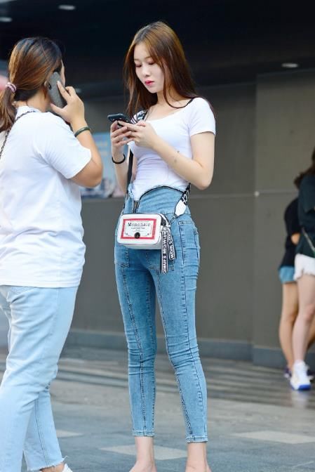  气质|街拍：潮流小姐姐温婉贤淑，含蓄又优雅，尽显女性魅力气质！