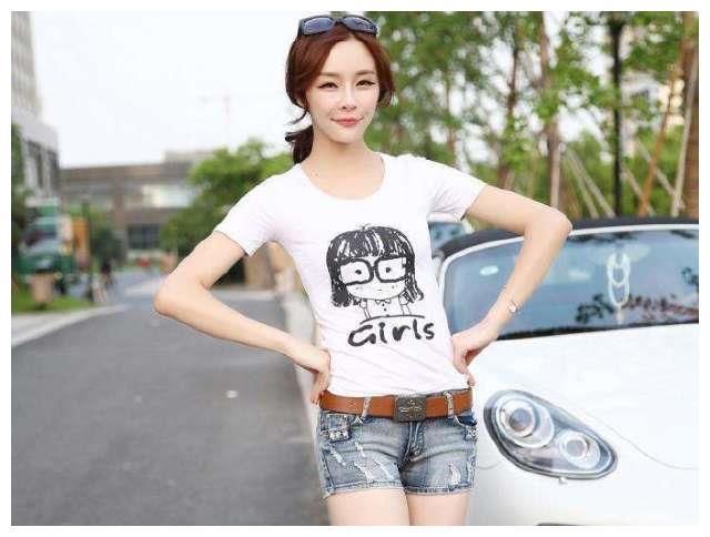 紧身牛仔裤美女！尽显腰臀曲线，让人为之着迷！