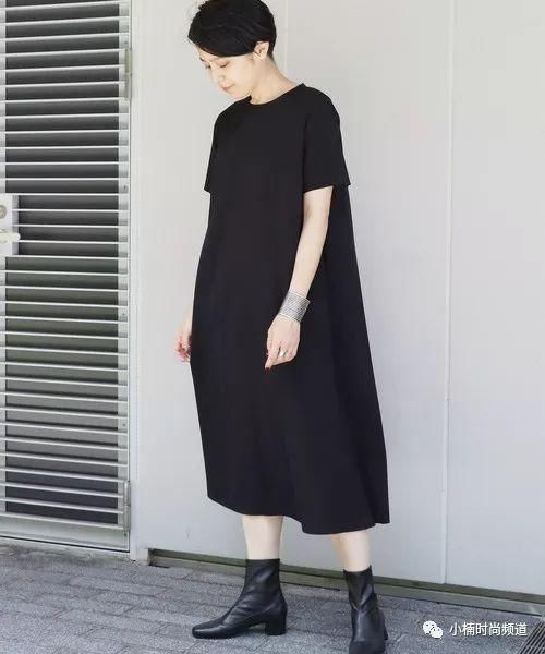 换季穿啥?一件黑色连身洋装让你完美搭出日系时尚