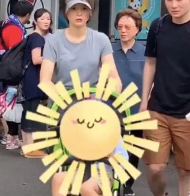  [让人觉得特别]董卿不能说十全十美，素颜脸上也有斑点，更让人觉得真实有气质！