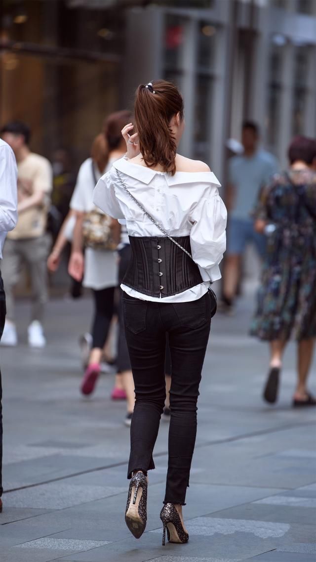 有一种女孩笑起来很酷，放眼所有衣着，还是紧身裤最显身材