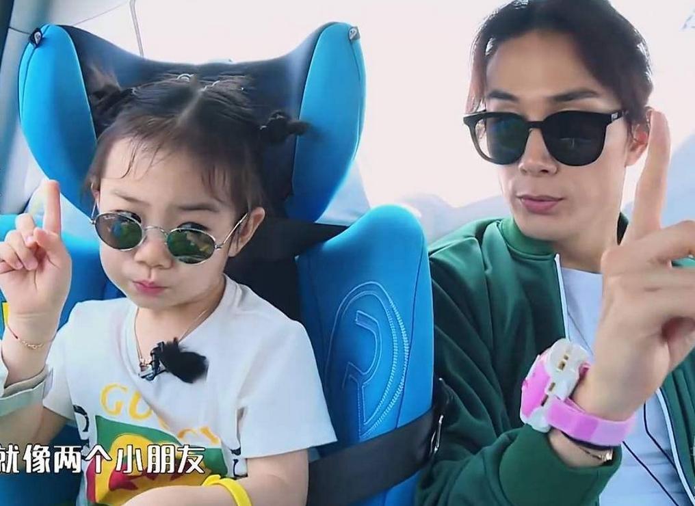 lucky每天睡觉手里都会拿个东西，戚薇说完这个东西网友不淡定了