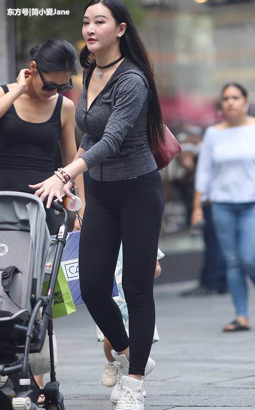 有“韵味”的年轻妈妈穿紧身裤带娃，这样行动肯定轻松又方便