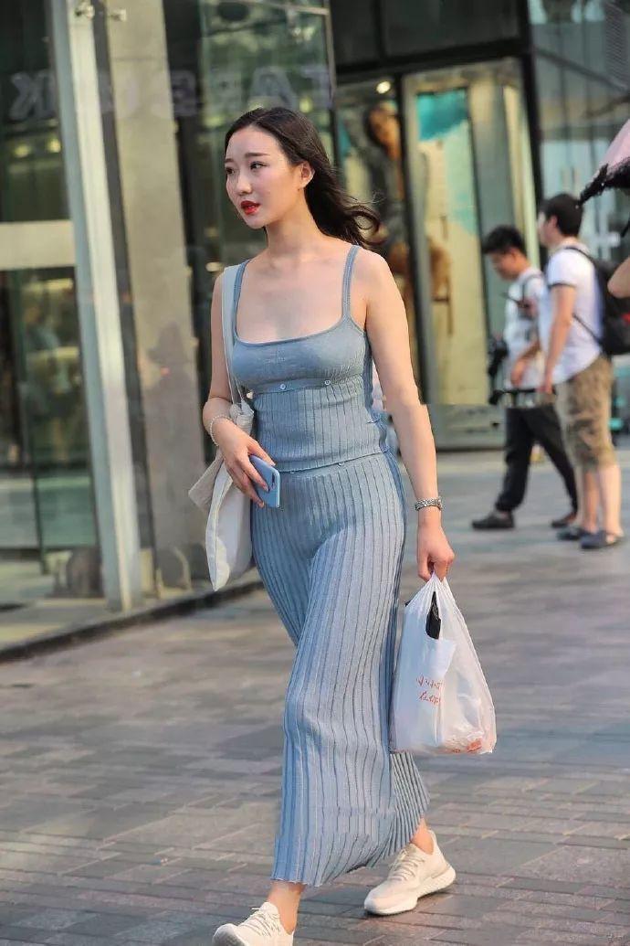 街拍：白的刺眼，第一次见皮肤这么好的女生