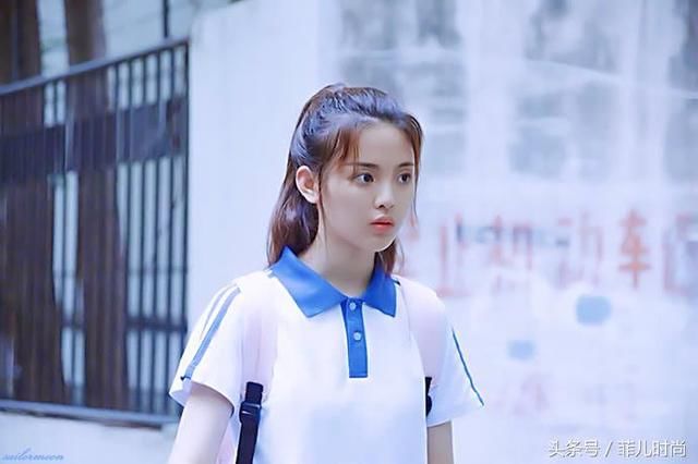 杨超越为了红真拼，全身只穿一件T恤出门，网友：看到下身我呆了