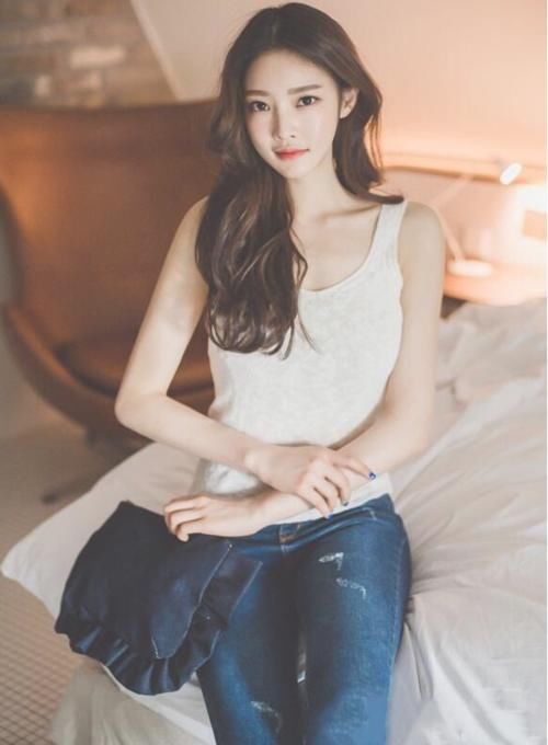  「身材」“百里挑一”的修身牛仔裤，令人羡慕的朴正允女神，网友：真时尚