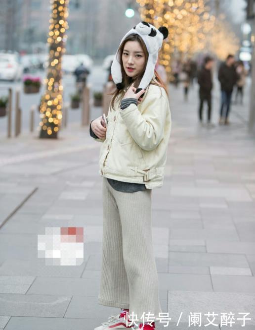  『帽子』街拍：抖音熊猫帽子大火，小姐姐戴上后穿杏色外套，上街萌萌哒