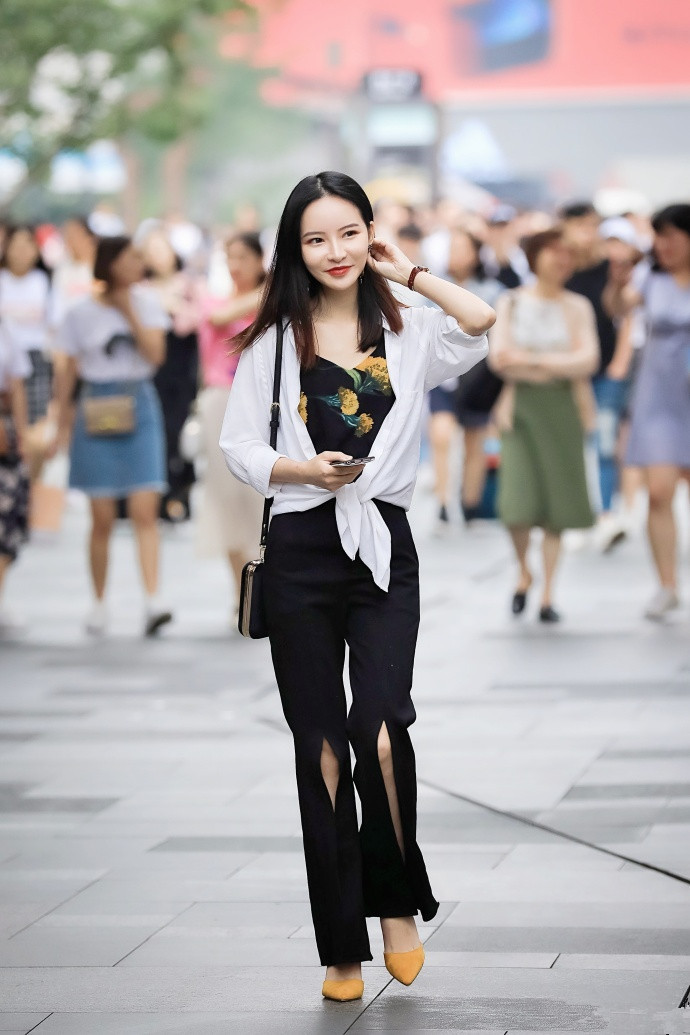 街拍美女，清新靓丽的搭配就是夏日最佳LOOK，知性美最迷人！