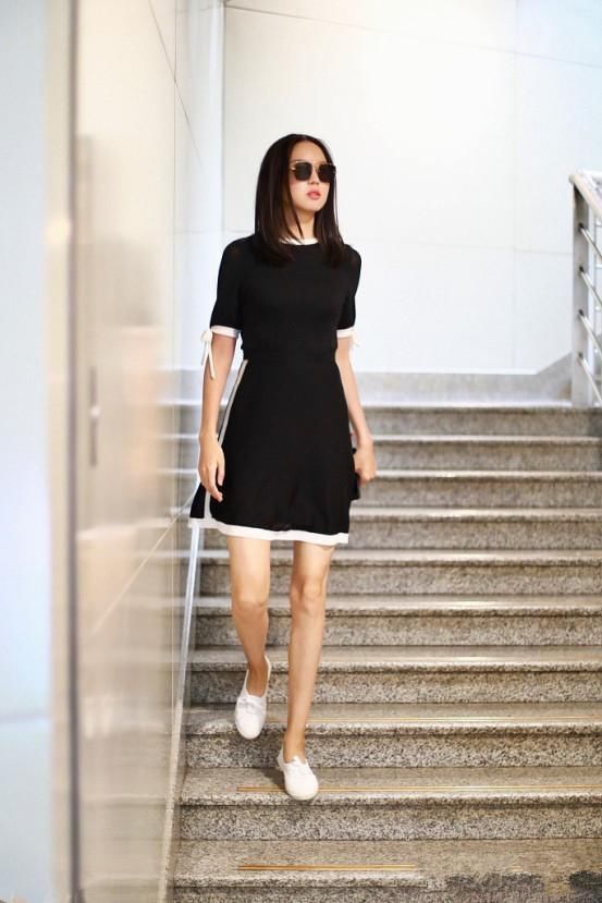 真难为张梓琳了，穿个抹胸裙还得双手捂着，网友：看着都累！