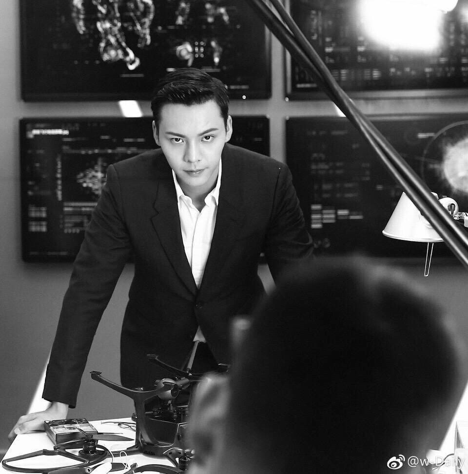 白衬衫男神陈伟霆 简单白衬衫搭出百变风格