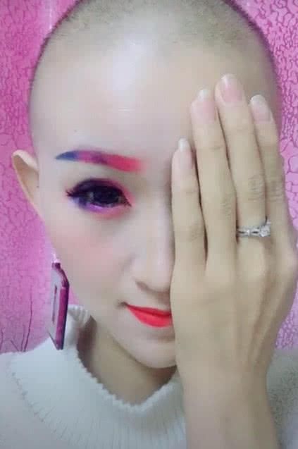 抖音小哥哥因化妆走红，当他放下手的那一刻，网友：我心脏不好！