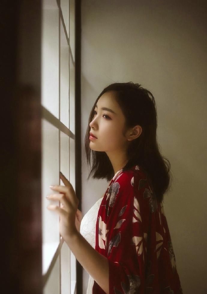 丰满大胸美女忧郁性感撩人写真图片