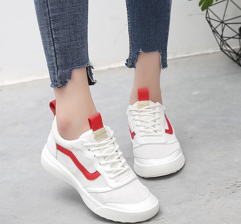 越来越多女人不穿高跟鞋了，如今大家流行这样穿，连闺蜜都羡慕我