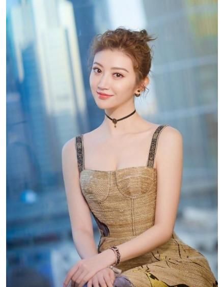 景甜出席活动让人大开眼界，前凸后翘秀身材，网友:下半身亮了!