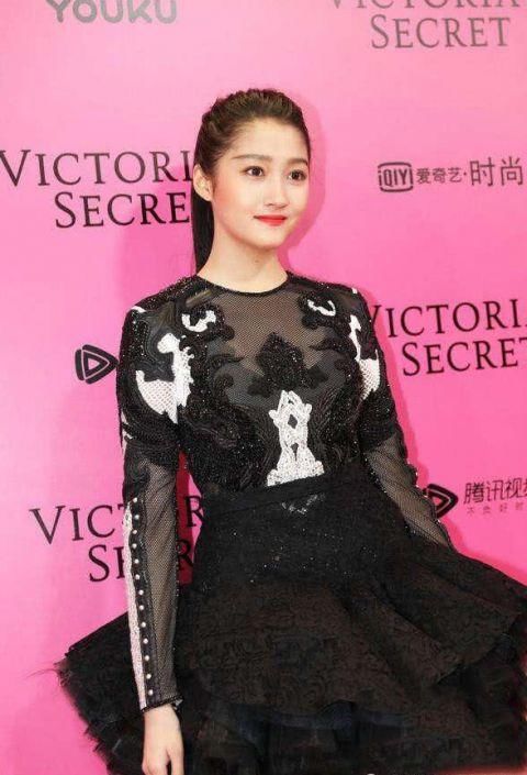 同样是黑色蕾丝裙 别人穿上显嫩 关晓彤穿上显老