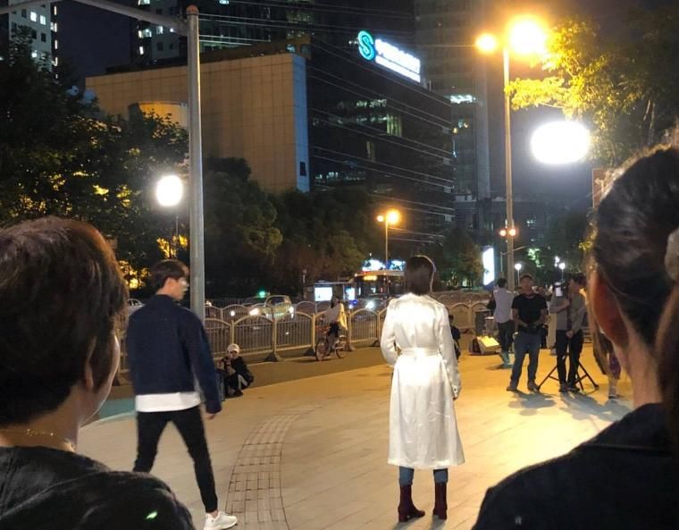 杨紫一身时尚穿搭与马天宇街头拍新戏，御姐范十足