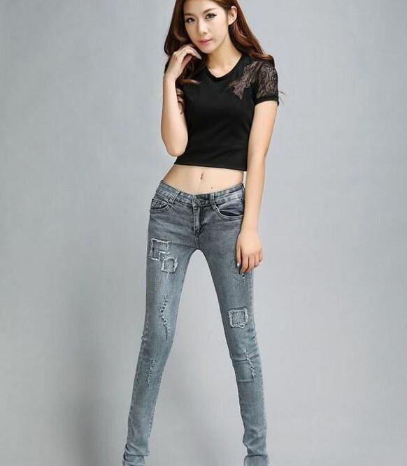 街拍靓丽搭配的牛仔裤小姐姐,潮流感十足,回头率特别高!