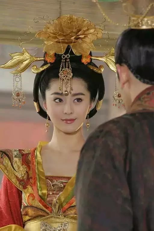 同样是戴步摇,迪丽热巴美艳,范冰冰高贵,林心如