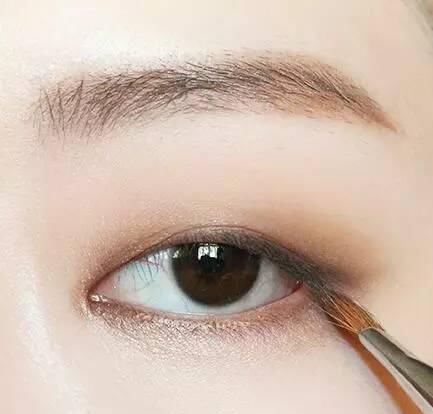  眼影■刘雯在模特界收益都排前八了，还不赶紧来学习她的穿衣风格和妆面？