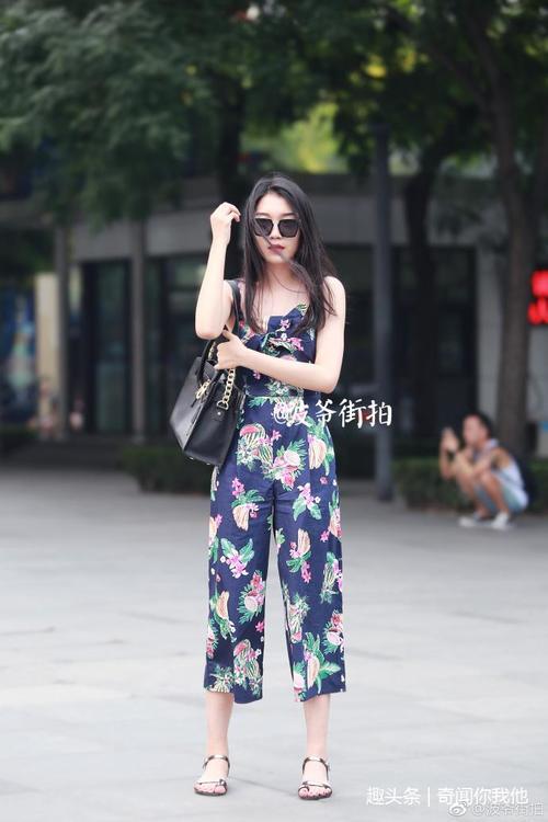 路人街拍：小姐姐透过纱裙的若隐若现的美，颜值太高