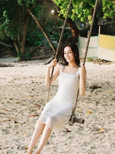 34岁唐嫣与26岁热巴同穿白色吊带裙,网友:气质差距太大