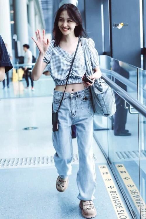  『显瘦』时尚街拍：紧身牛仔裤，修身又显瘦，绽放女神气质！